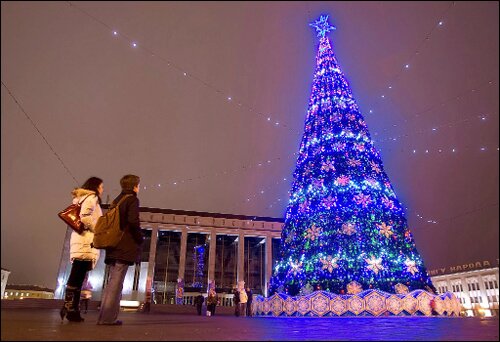 елка на Октябрьской площади. Фото РИА Новости