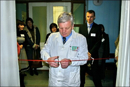 Главный врач Столинской Центральной районной больницы Петр Пашкевич открывает центр «Диалог»