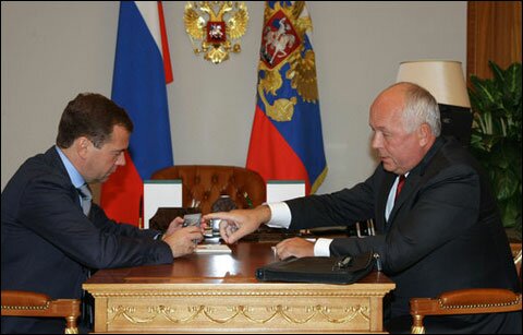 Дмитрий Медведев и Сергей Чемезов. Фото РИА Новости