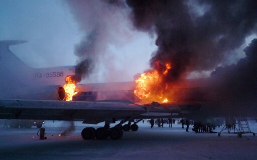 Пожар на борту Ту-154 в Сургуте. Фото РИА Новости