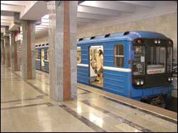 Движение поездов минского метро было задержано из-за упавшего на пути мужчины