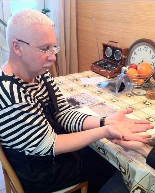 Александр Зимовский сдает отпечатки пальцев