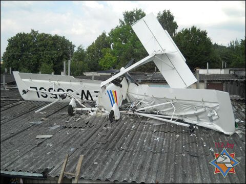 самолет упал на гараж 
