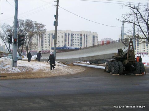 В Минске бетонный пролет моста упал на дорогу