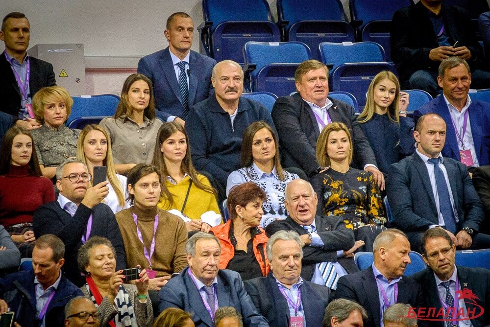 Фотофакт. Лукашенко пришел на теннис с гимнасткой