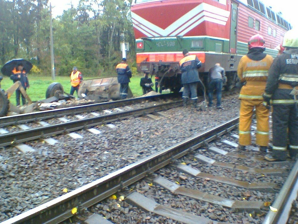 Два поезда под Барановичами протаранили грузовик