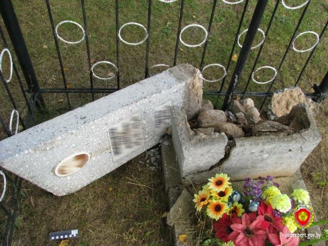 Пьяные вандалы разбили памятники на кладбище в Крупском районе