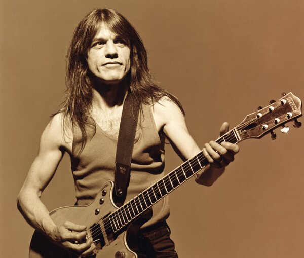 Умер один из основателей AC/DC гитарист Малкольм Янг