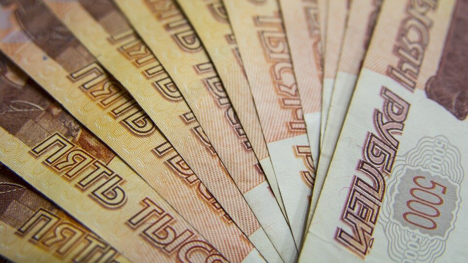 Российский рубль на торгах в понедельник установил новый исторический максимум
