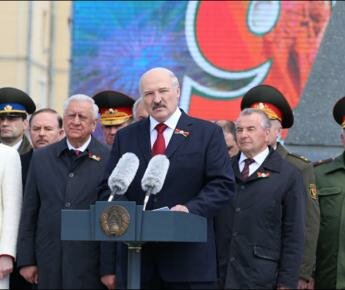 Лукашенко призывает к консолидации, но не забывает пнуть пятую колонну
