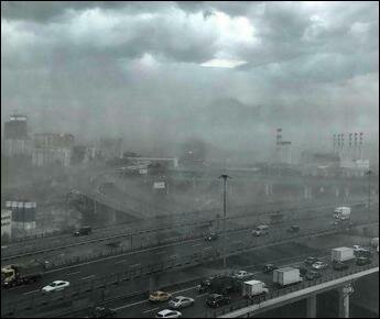 У Москвы снесло крышу. Жуткие кадры урагана в российской столице