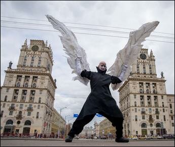 Артисты Cirque du Soleil устроили шоу на улицах Минска