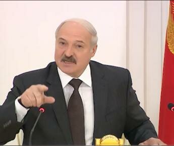 Лукашенко держит два фронта — против Москвы и МВФ