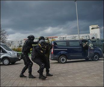 Минская милиция показала, как она служит закону