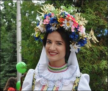 Новая брюнетка Лукашенко возглавила шествие на День молодежи в Витебске