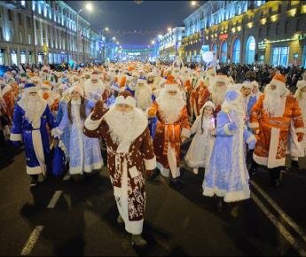 Новый год к нам мчится. Деды Морозы и Снегурочки прошли по центру Минска