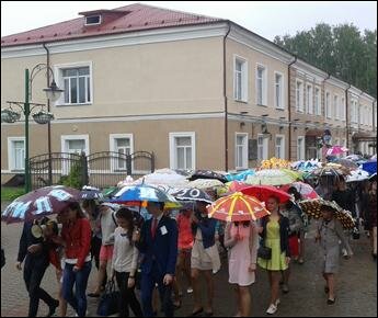 Парад зонтов в Могилеве прошел под проливным дождем