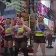 Femen в центре Нью-Йорка порвали российский флаг