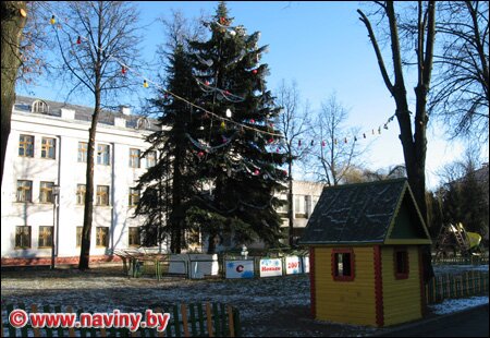 новогодняя елка у одного из предприятий Минска