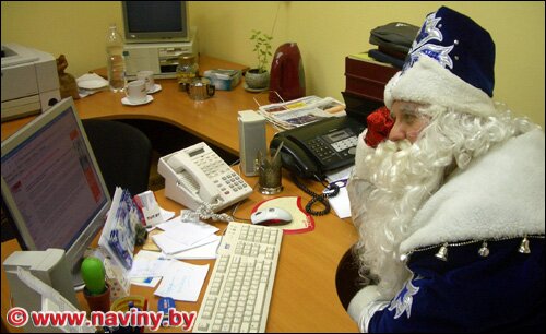 Дед Мороз читает Белорусские новости