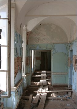 Отделка стен «эпохи межколхозного санатория», который располагался в замке. Фото Василия Семашко