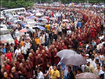 "цветастые" акции протеста в Мьянме, фото: dpa