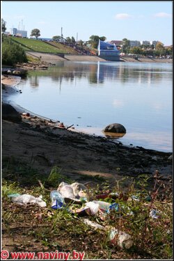 Похоже, выделенных средств не хватило на то, чтобы почистить берег Днепра