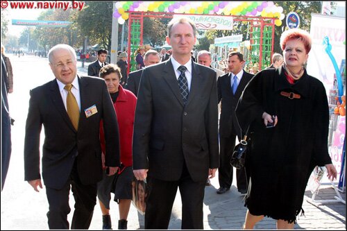 премьер-минист Александр Косинец со свитой чиновников