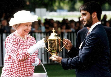 принц Саид получает кубок из рук английской королевы. Фото «Дэйли мейл»