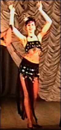 Наташа исполняет танец живота на школьном конкурсе. Фото «Дэйли мейл»
