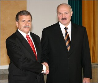 Мариан Серватка вручает верительные грамоты президенту Беларуси Александру Лукашенко. Сентябрь 2008 года