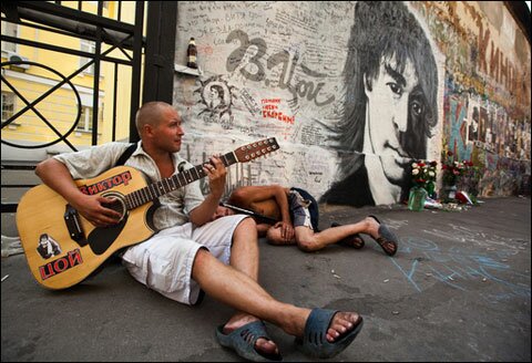 У стены Виктора Цоя на Арбате в Москве. Фото РИА Новости