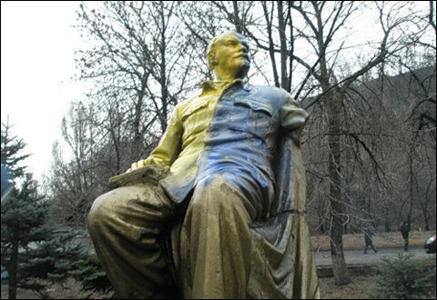 Памятник Ленину покрасили в цвета украинского флага