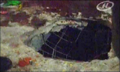 воронка на месте взрыва в минском метро