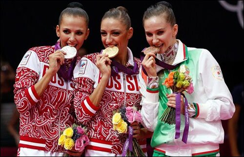 Пьедестал Олимпиады-2012: Дарья Кондакова, Евгения Канаева и Любовь Черкашина. 