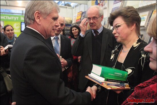 Посол ФРГ в Беларуси Вольфрам Маас общается с представителями школ, получивших в дар книги от посольства
