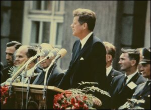 Кеннеди во время визита в Берлин