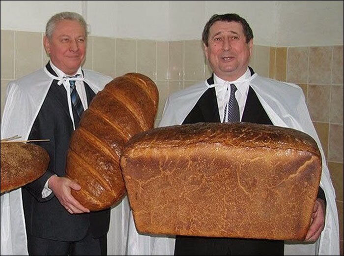 Народу чиновник запомнился по фотографии с гигантским хлебом. Так Русый выглядел на церемонии открытия итальянской линии по выпуску кондитерских изделий на «Могилевхлебпроме». 
