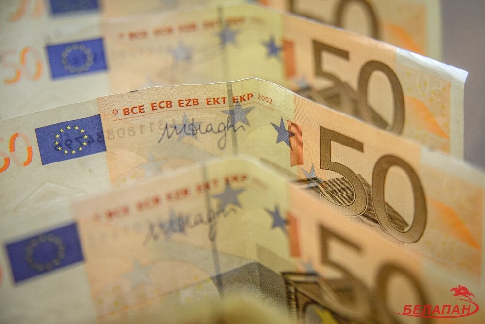 На открытии торгов в среду доллар падает, а евро растет