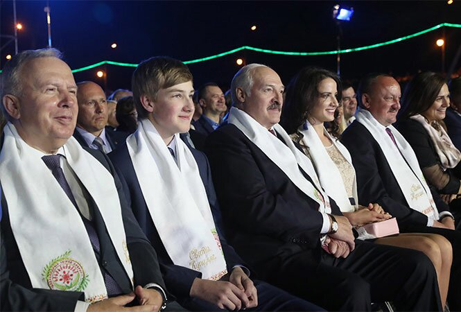 Красивая незнакомка сидела с Лукашенко на концерте в Александрии