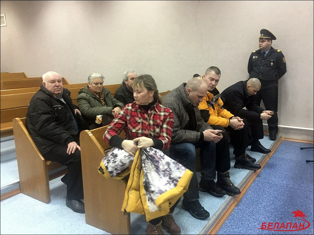 Алексей Сакач - в первом ряду (в желтой куртке) рядом с родными Владимира Кондруся, фото БелаПАН