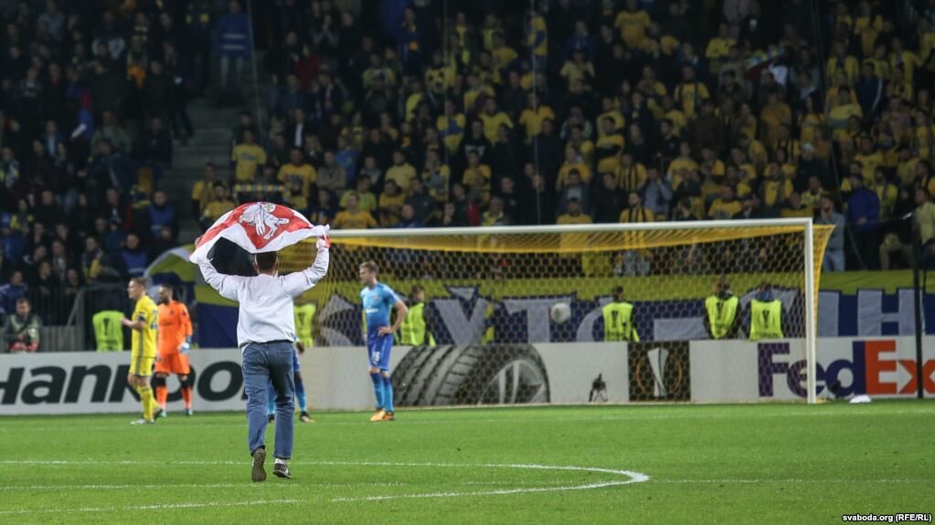 Во время матча БАТЭ — «Арсенал» на поле выбежал болельщик с бело-красно-белым флагом
