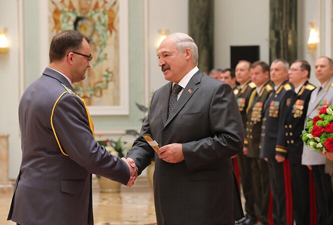 Лукашенко вручил генеральские погоны