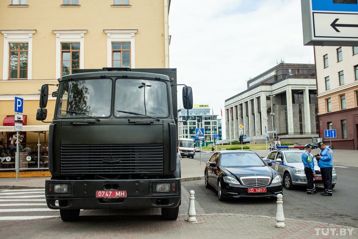 Почему на праздниках в Минске дежурит автозак