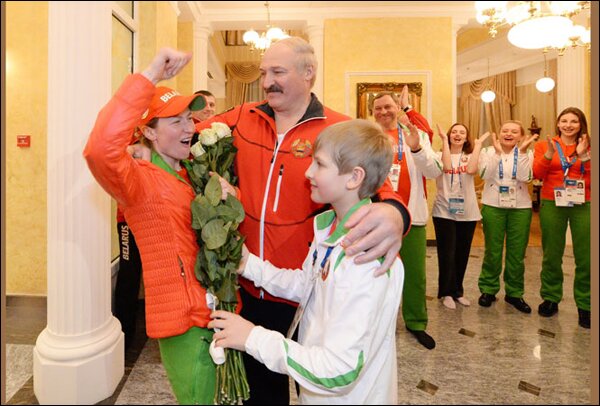 Александр Лукашенко вместе с сыном Николаем поздравляют Дарью Домрачеву с победой на Играх в Сочи. Фото president.gov.by