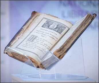Угодившие в макулатуру старинные книги переданы в Алмаз знаний