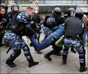 День России отметили массовыми задержаниями