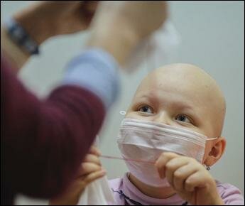 Для маленьких пациентов онкоцентра в Боровлянах собрали «Коробку добра»