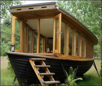 Дачный ковчег. Мастер из Латвии сделал уютное жилище из старой рыбацкой лодки