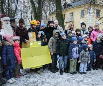 Жители Осмоловки остановили бульдозер с помощью Деда Мороза и кошки